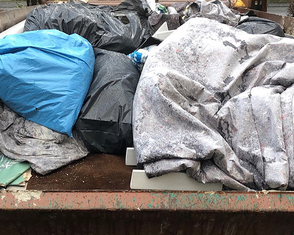 Container mit gemischtem Abfall