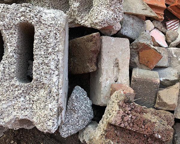 Nahaufname von Bauschutt mit Bimsstein