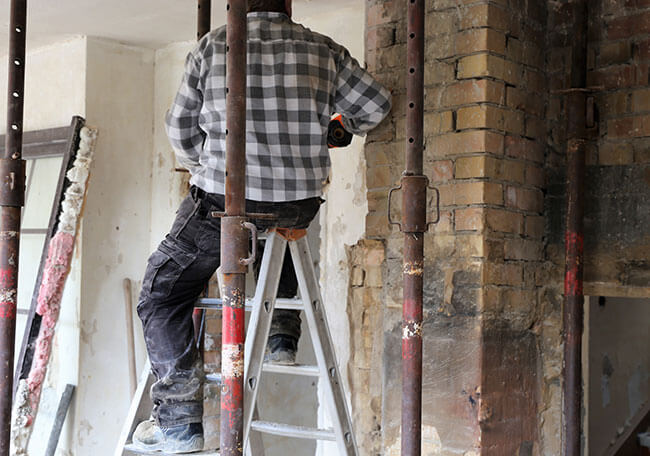 Entkernungsarbeiten von Ravos