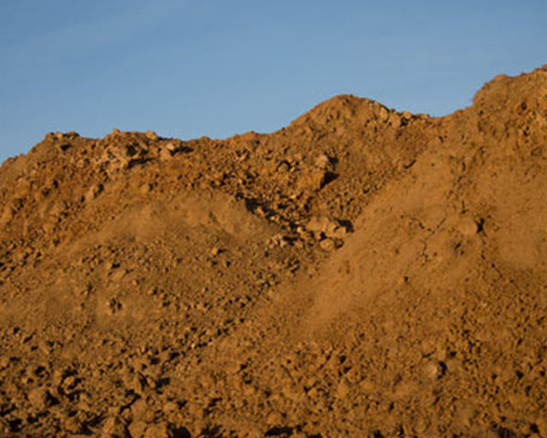 Reiner Erdaushub auf einer Baustelle