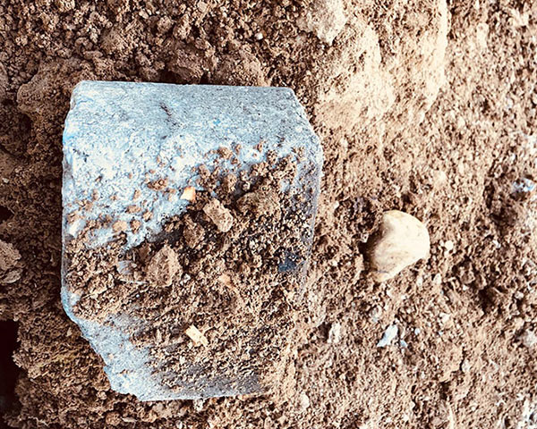 Nahaufname Pflasterstein in einem Bodenaushub