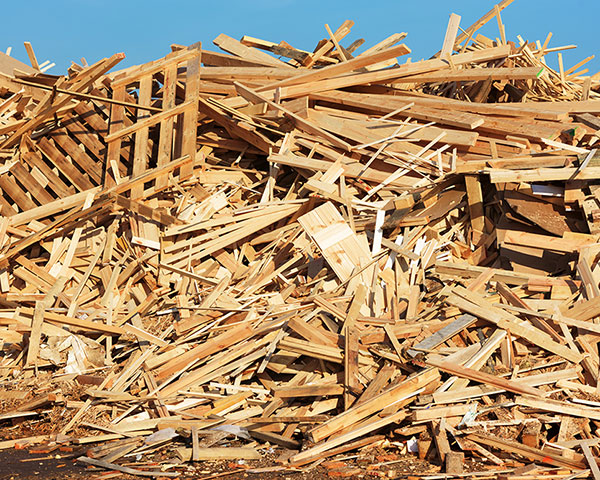 Aufgehäufter Holzabfall A1-A3