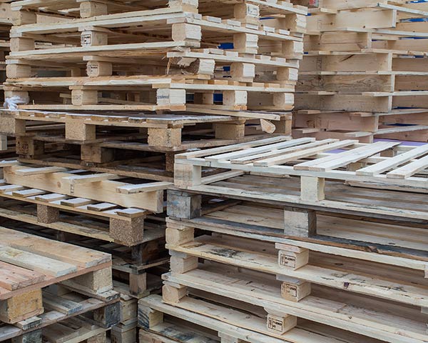 Gestapelte Holzpaletten